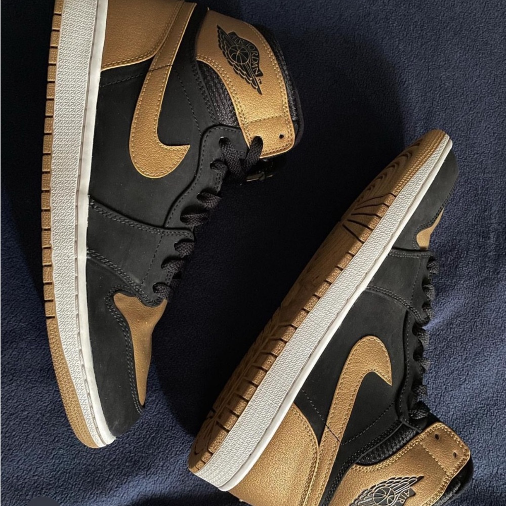 Air jordan 1 melo 2014 size 10.5 in box used 5x light crease